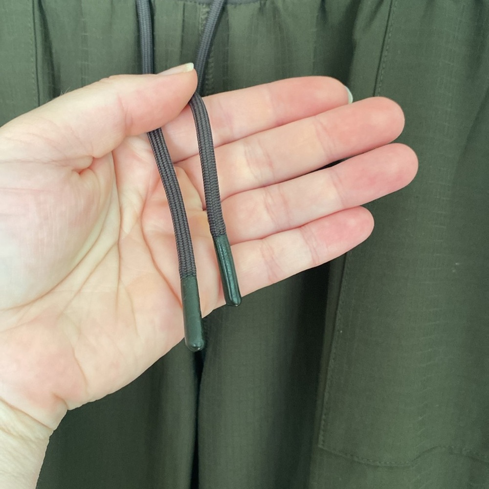 Vuori Women’s Olive Green Joggers Size Medium with Pockets - Picture 4 of 9